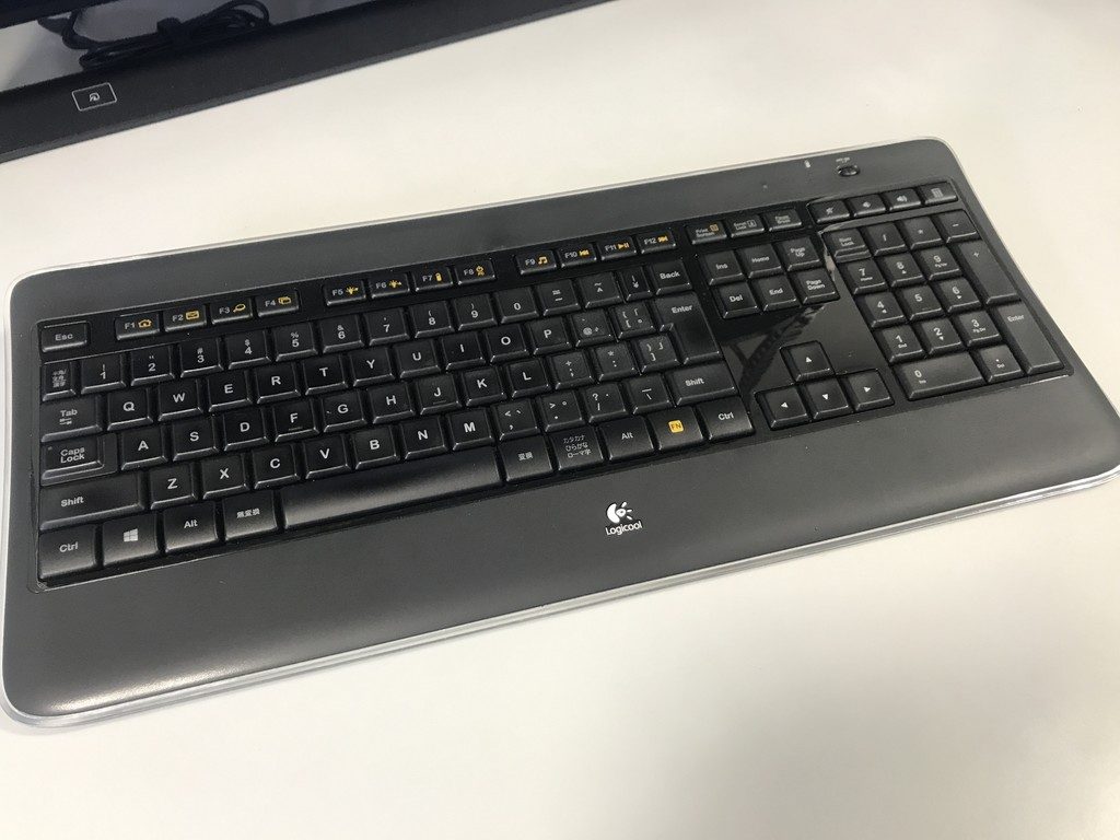 Logicool WIRELESS ILLUMINATED KEYBOARD K800 雑感 | hyt adversaria